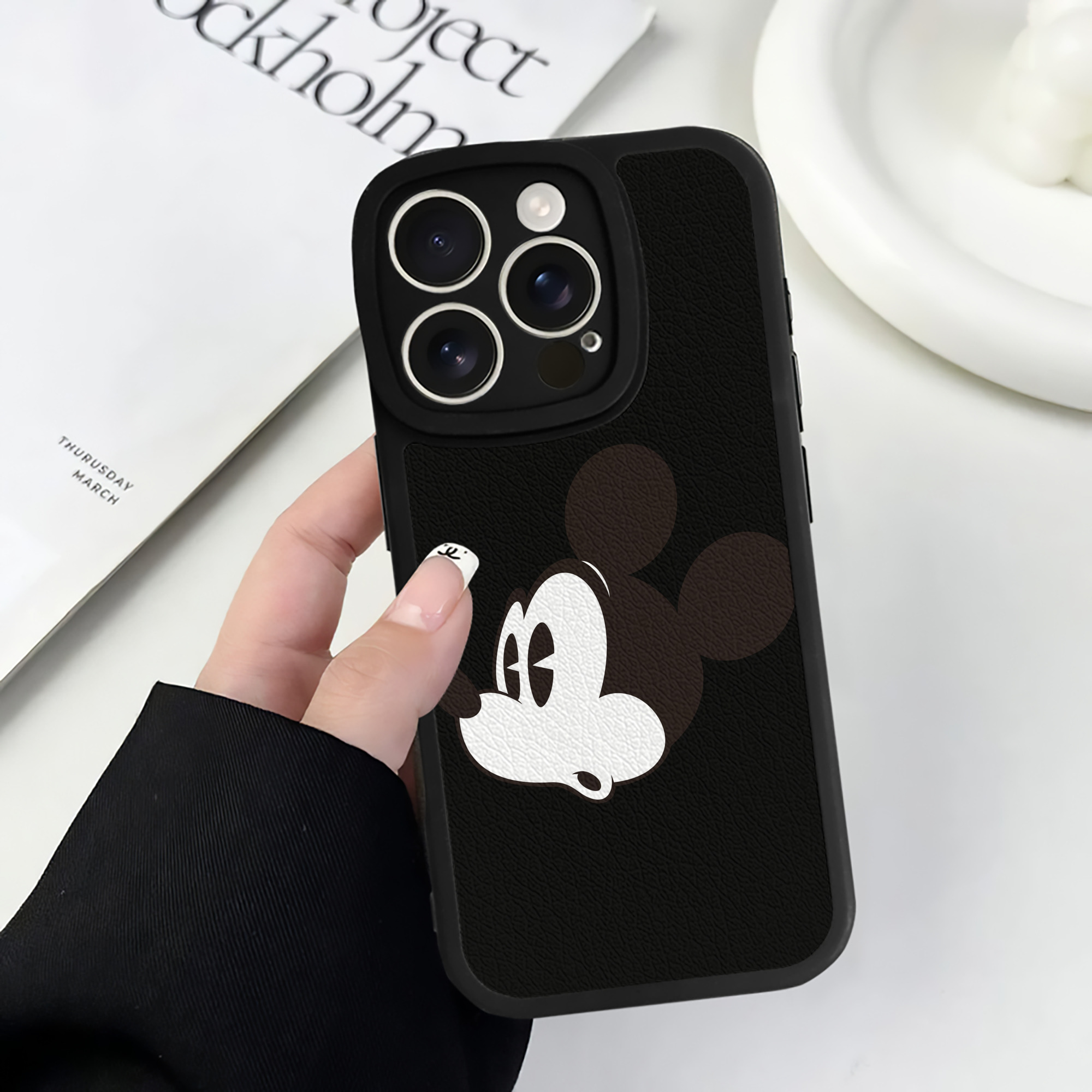 （画像用） ミッキーマウス Mickey Mouse 【iPhone 16シリーズ対応】シリコンスマホケース（レザー調） 材質：シリコン